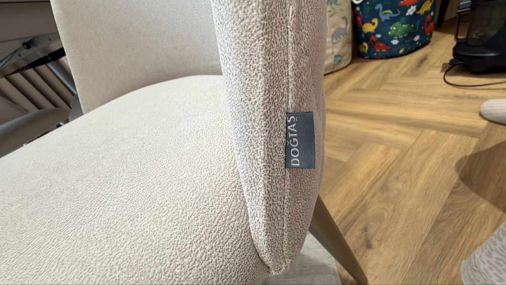 Стол для гостей со стульями