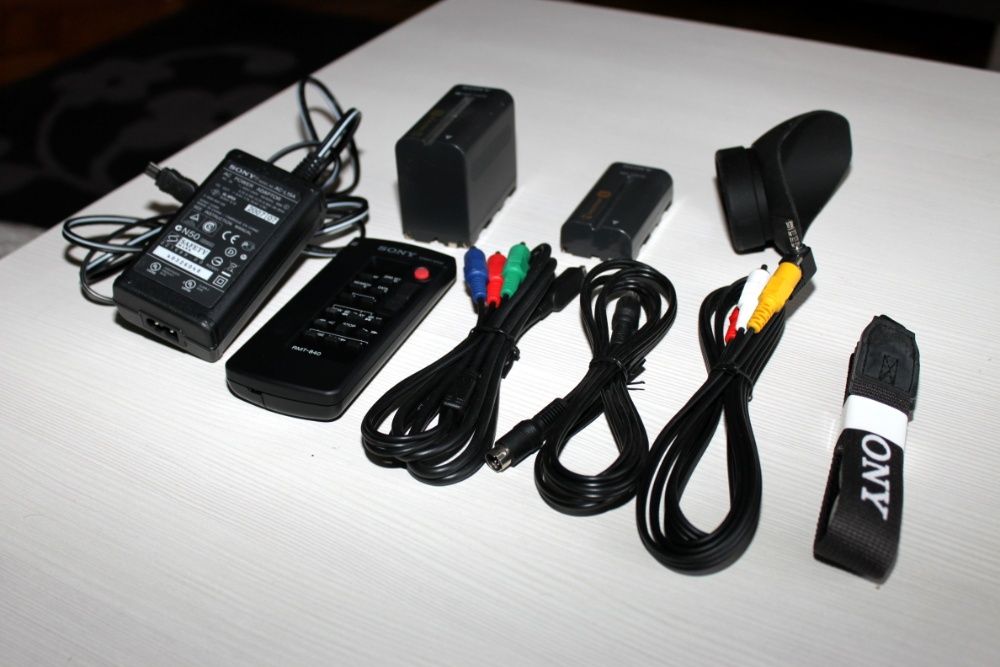 не използвана дигитална видео камера Сони с пълен комплект принадлежн