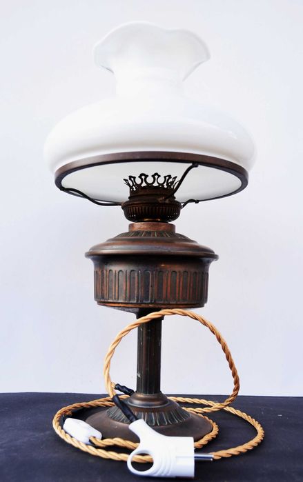 Veioza electrica convertita din lampa de petrol cca 1900