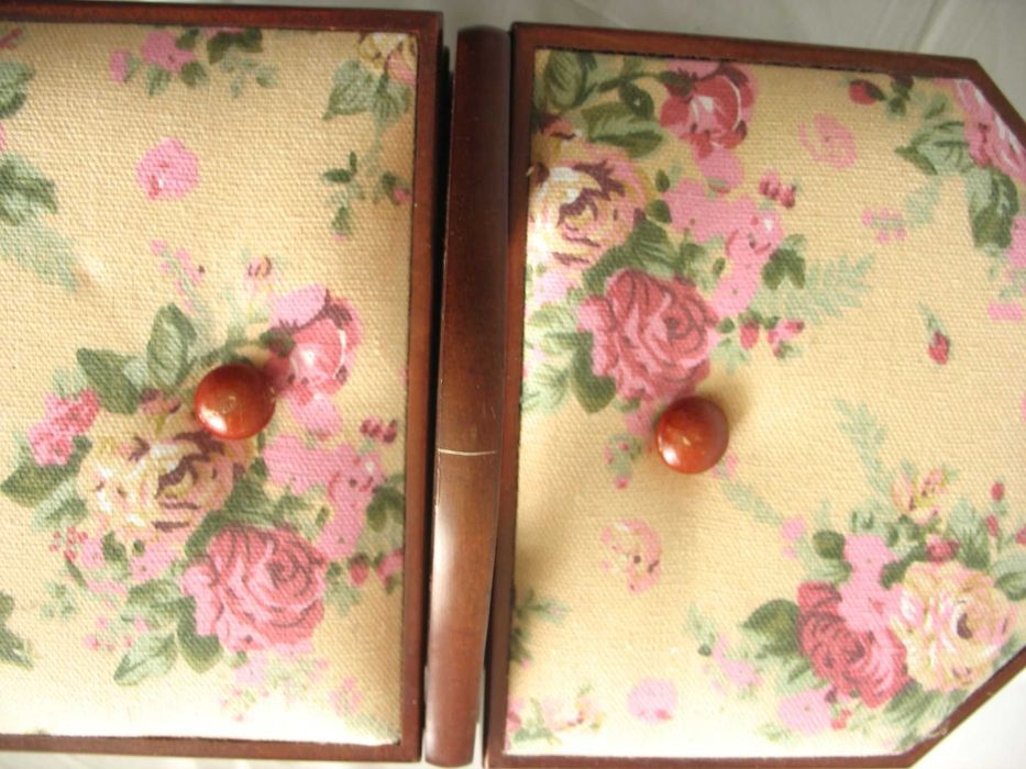 Cutie depozitare/bijuterii, din lemn si textil, cu compartimente