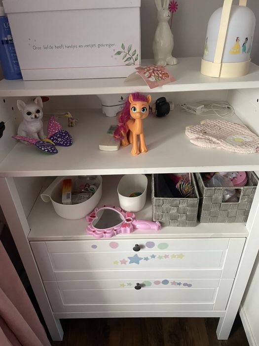 Кошара и маса за преобличане