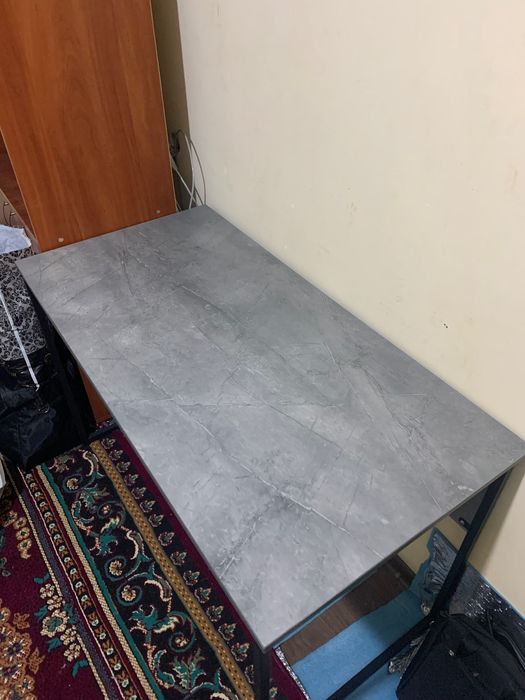 Katta stol kompyuter va dars qilishga, Большой и удобный стол