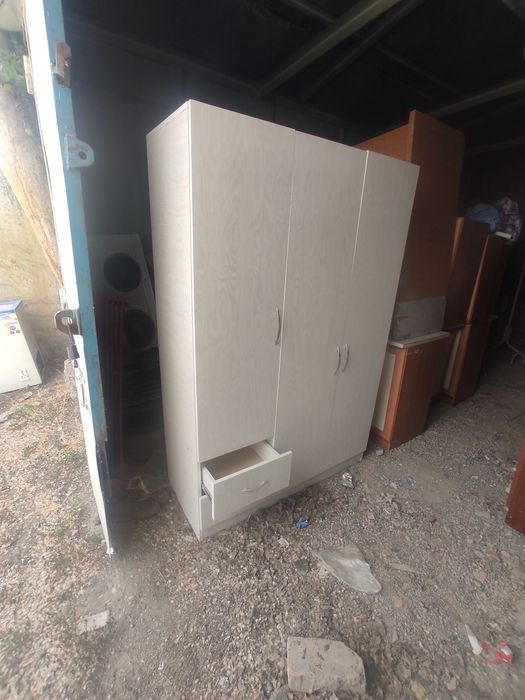 Шкаф белого цвета