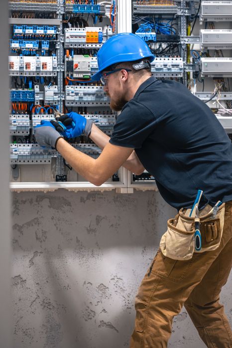 Electrician Brașov– Instalații Electrice, Tablouri, Intervenții Rapide