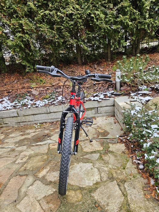 Червено колело B'twin с поставка за шише и стъпенка