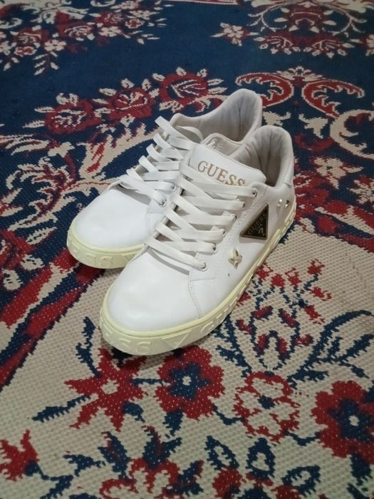 Vând adidași Guess