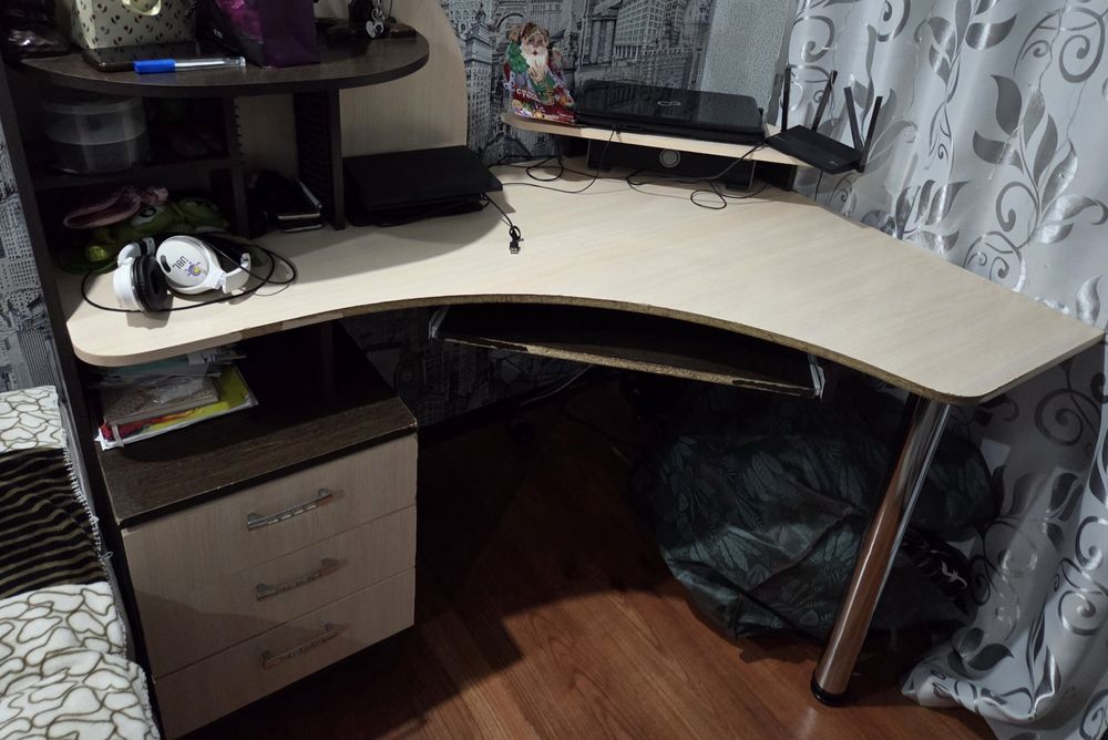 Продам угловой компьютерный стол