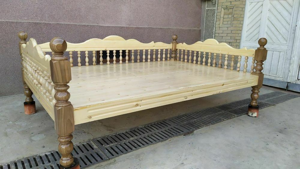 Олар қыздың кеудесін қысады