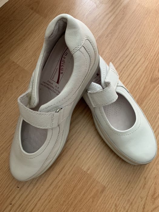 Pantofi piele ortopedici albi, impecabili, marimea 39 Ro