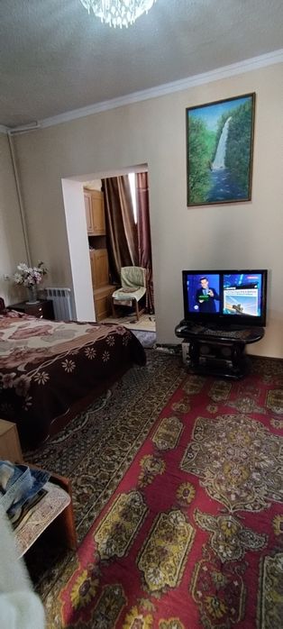 Юнусабад-18  1 ком, 3 этаж, кирпич. дом галерейного типа