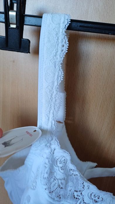 БЯЛ сутиен  Triumph 90 B НОВ