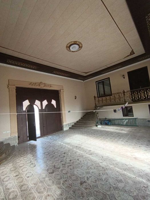 Срочна ховли сотилади.