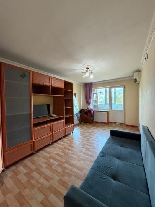 Продается сервант (шкаф)