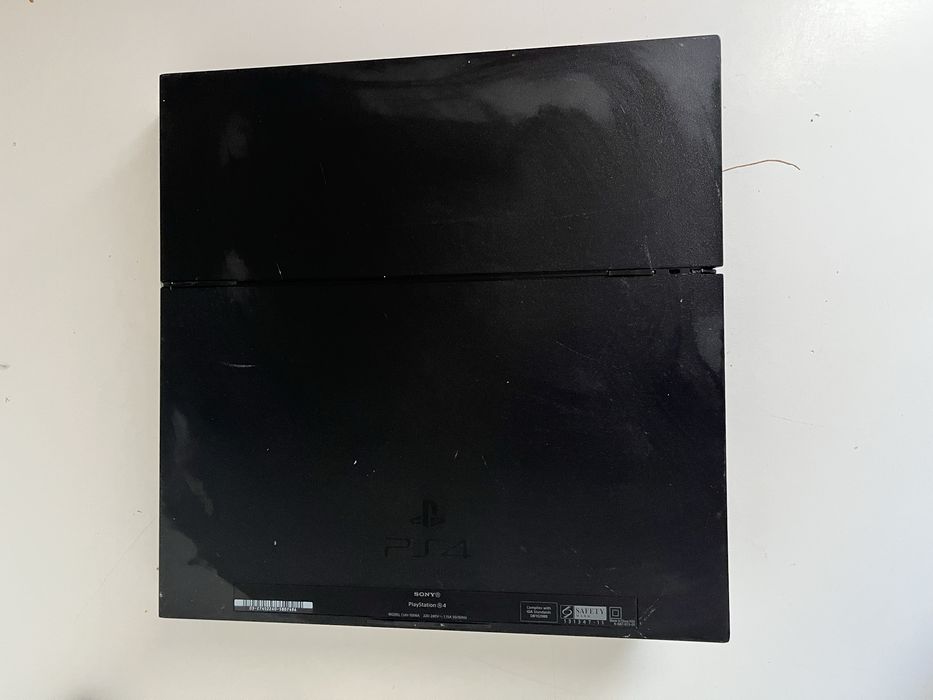 PS4 Fat 500 ГБ + 2 геймпада + игры