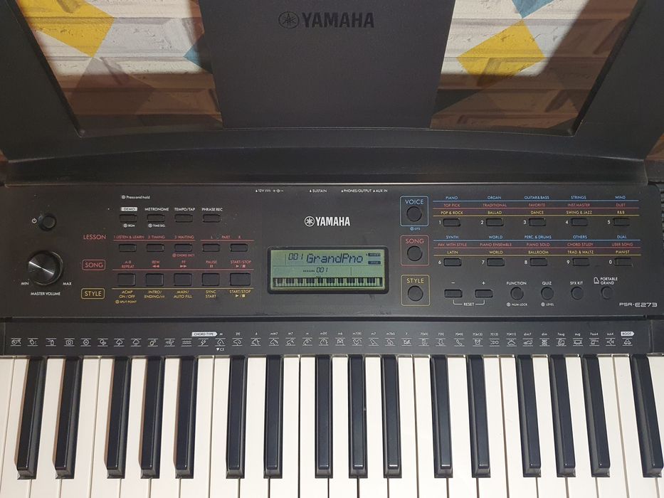 Синтезатор YAMAHA PSR-E273