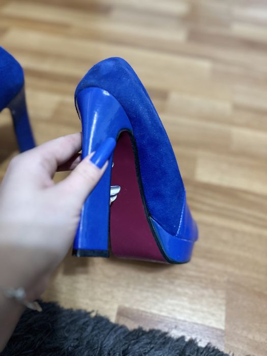 Pantofi cu toc albaștri