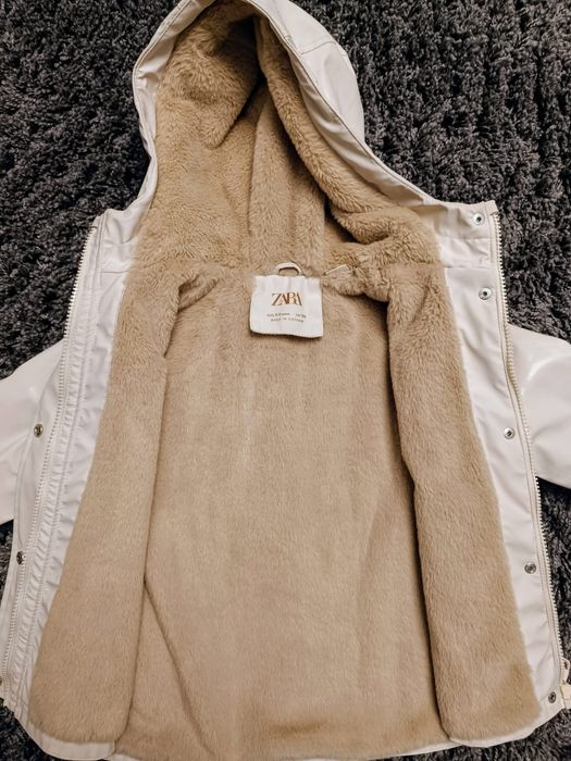 Geacă blanită pentru fetițe cât și băieți.