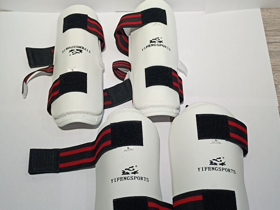 Щитки на голени и предплечья.