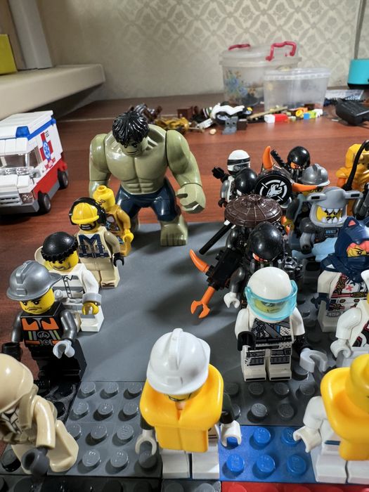 Продам человечков лего