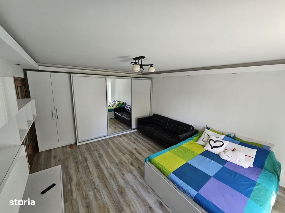 Garsonieră spațioasă cu balcon și mobilier complet