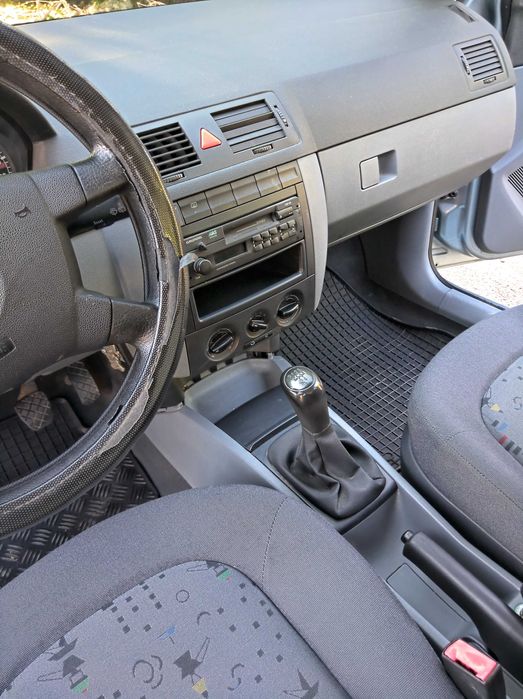 Шкода Фабия комби 1.4 бензин 2001