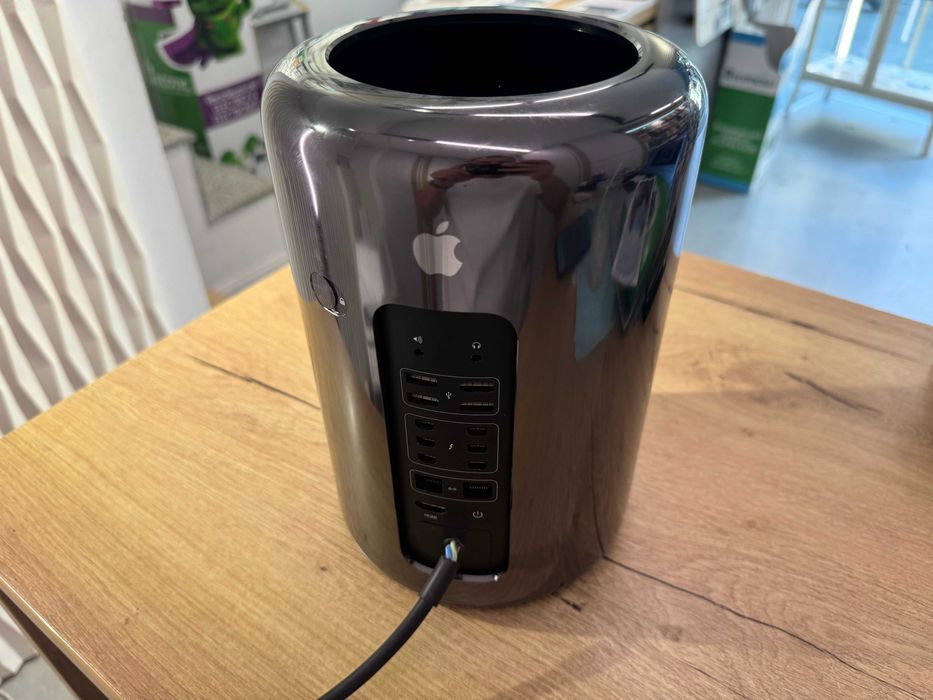 Apple Mac Pro 3.5 GHz 6-Core Intel Xenon E5 -  16Gb RAM 500Gb SSD