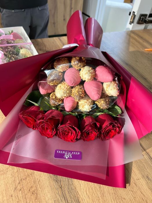 Клубника в шоколаде с цветами