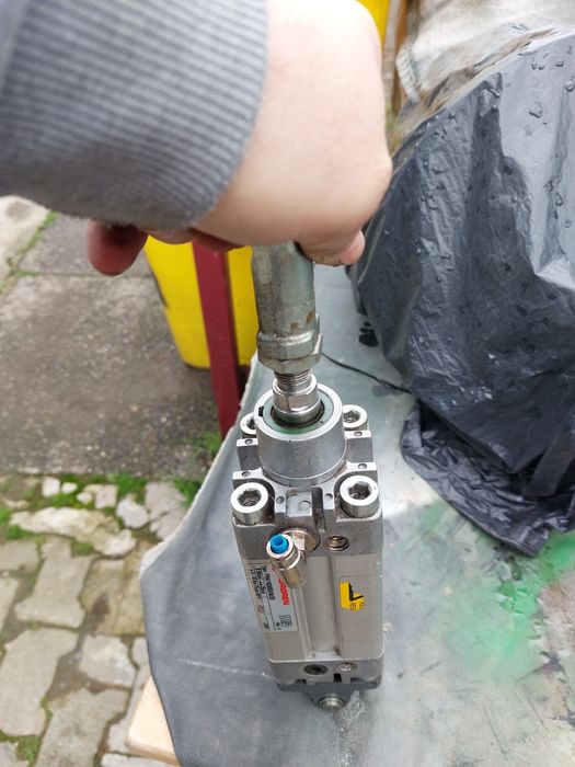 Vând cilindru hidraulic