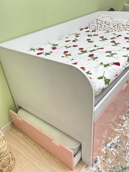 Кровать, тумбочки