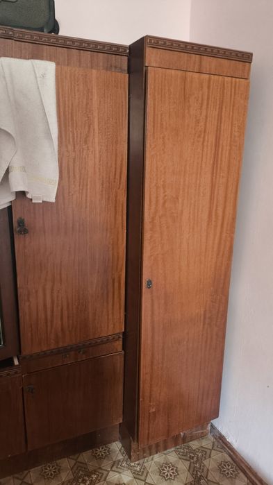 Старый шкаф возможно антикварный