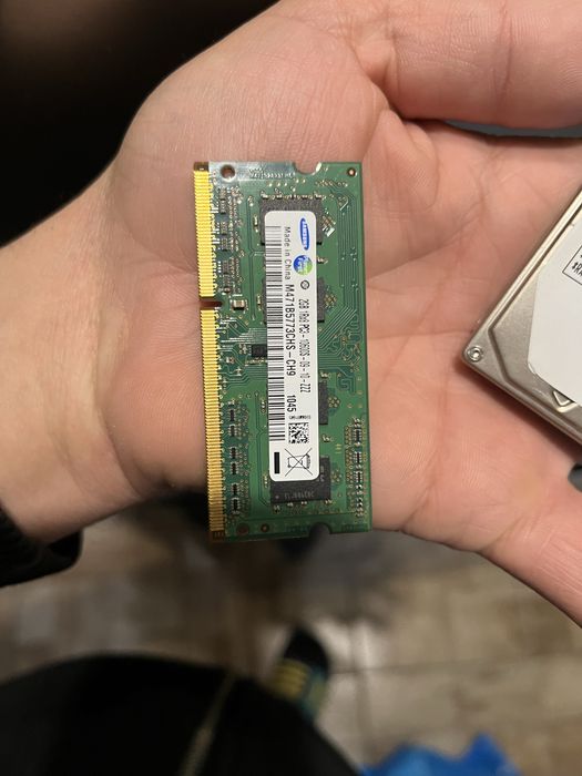 Vand hdd laptop 500 gb toshiba si memorie ram