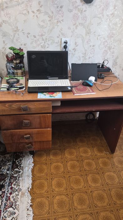 Стол письменный.  Полированный. С выдвижными ящиками