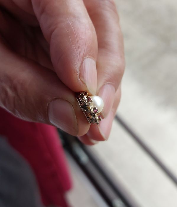 Pandantiv din aur alb cu rubine și perla.2,8 gr.Reducere!