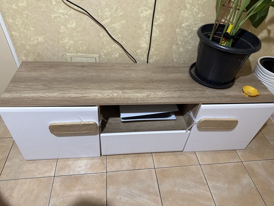 Тумбо под телевизор