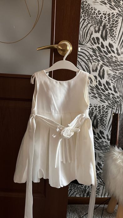 Платья на девочку , каждое по 2000, красное-3000