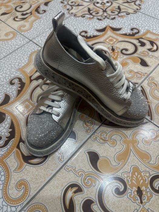 Продам кроссовки