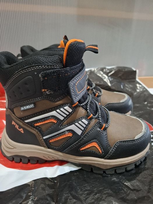Продавам нови зимни боли за момче,марка Fila