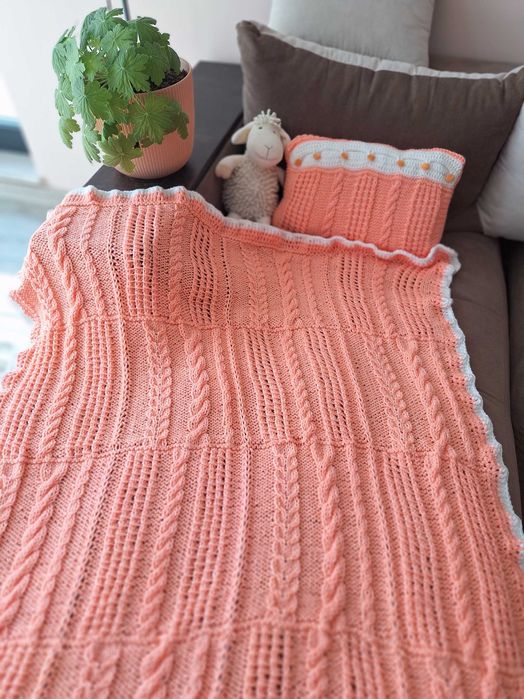 Оранжево детско одеалце + калъвчица с плетеници