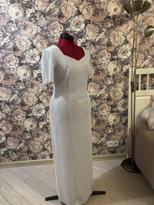 Продам недорого вечерние платья