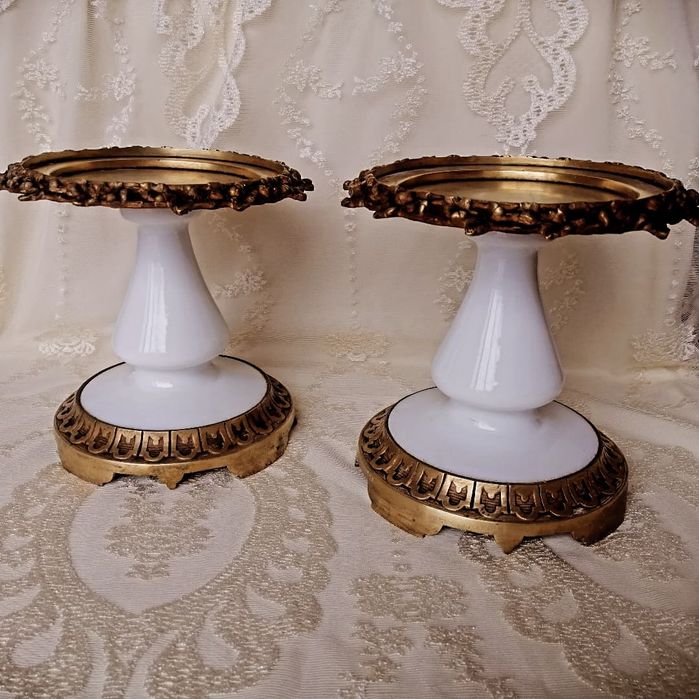 Месинг и млечно стъкло.