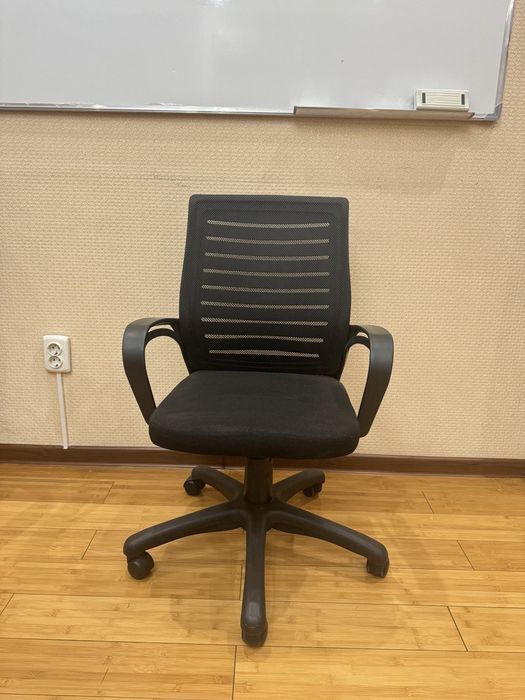 Продаются офисные  стулья
Стулья парты для учебного центра ( в наличи