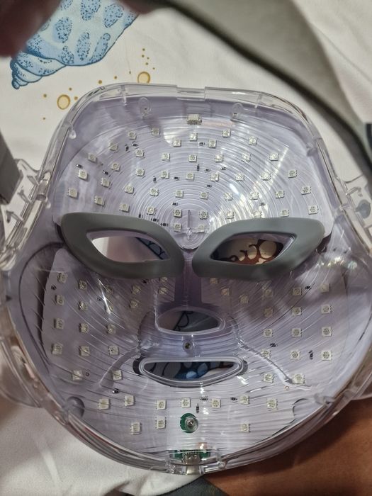 Маска yenges,има доста светлини и работи безупречно