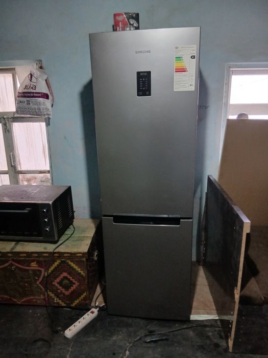 Холодильник  самсунг продаётся  как новый
