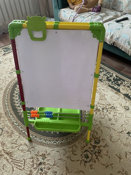 Продам мольберт детскую доску