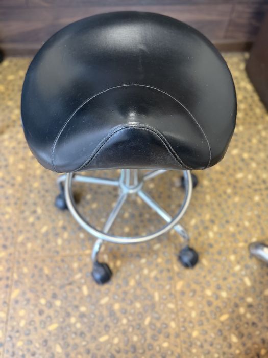 Фризьорски работен стол на колела