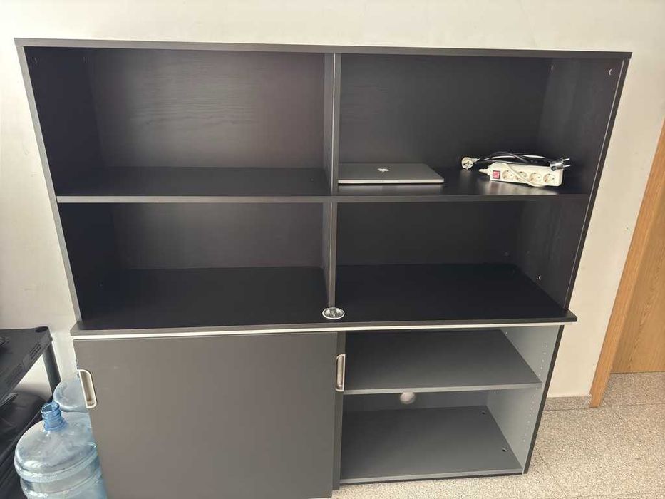 Продавам луксозно офис обзавеждане.