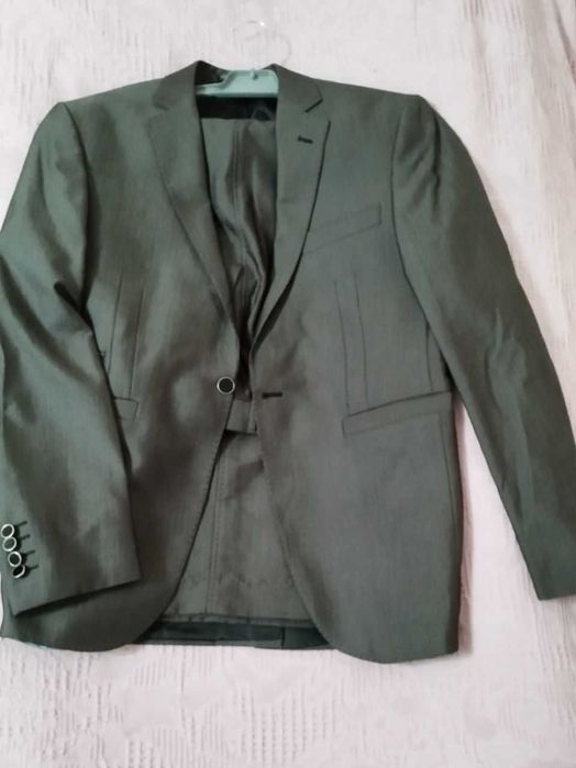 Продаётся костюм+брюки новый!