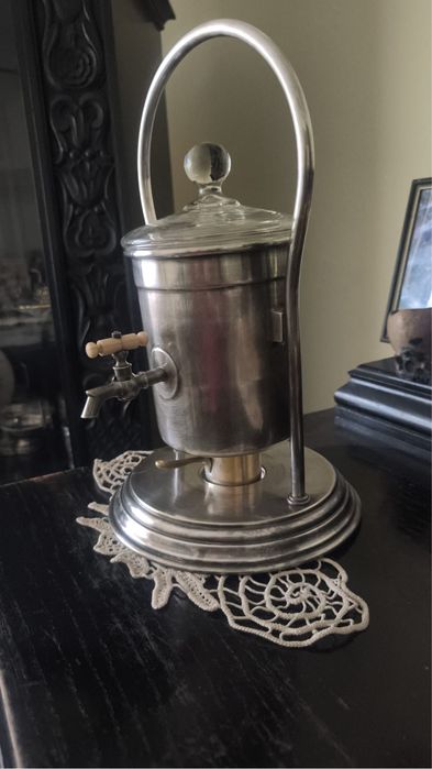 Masina pentru facut si servit cafeaua