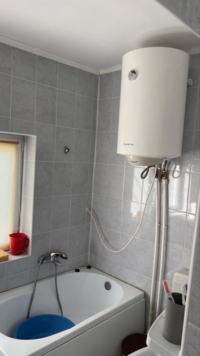 Vand casa din paianta, S 100 mp, teren intravilan 3200 mp, Poiana Varsaturii, com. Jaristea
