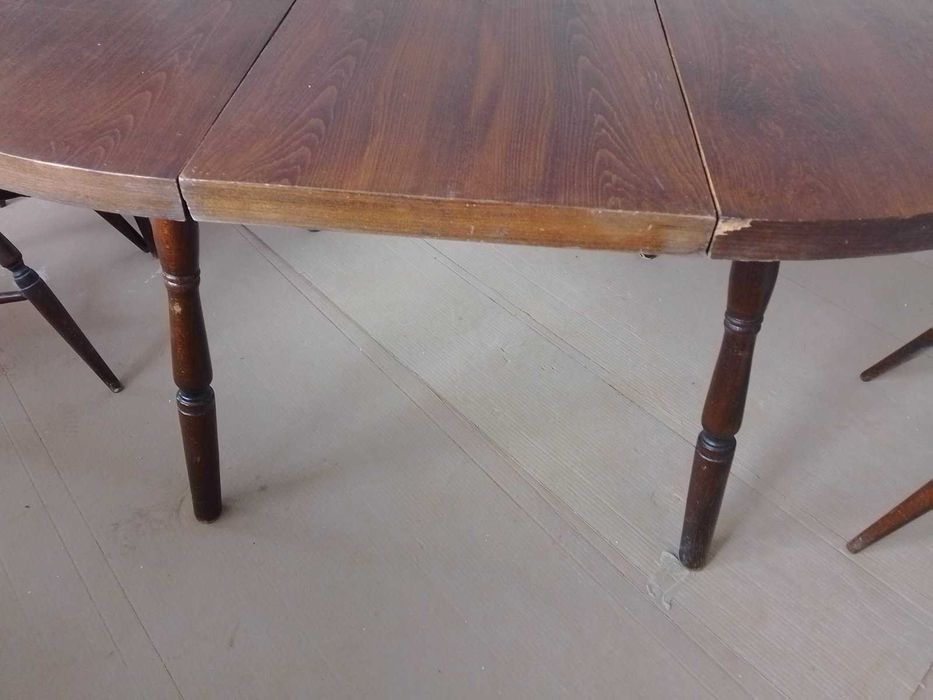 Трапезна маса и столове